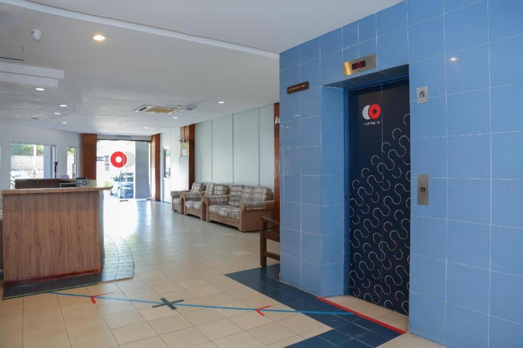Capital O 89876 Safari Hotel Kampong Pasir Bogak Екстериор снимка