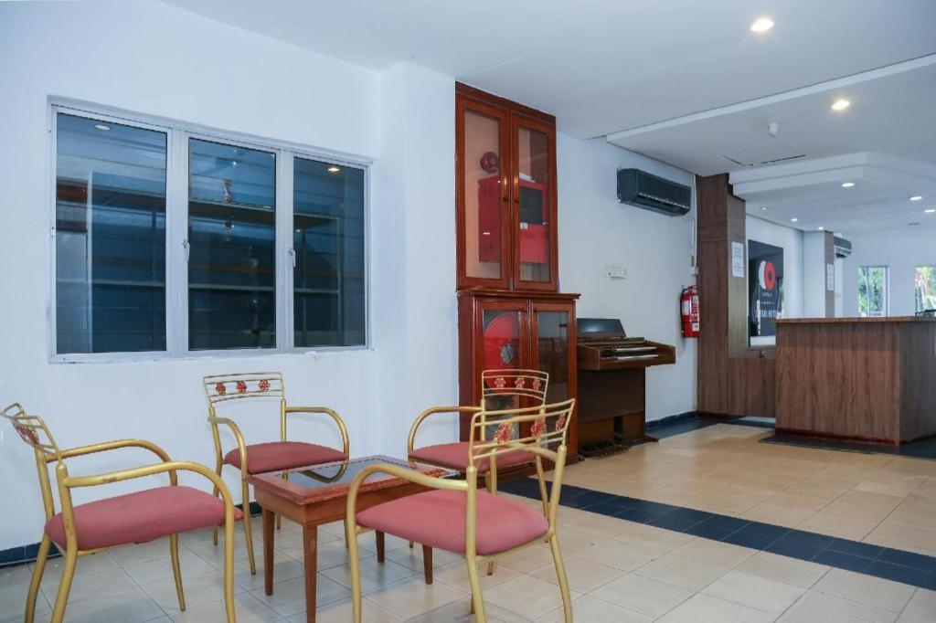 Capital O 89876 Safari Hotel Kampong Pasir Bogak Екстериор снимка