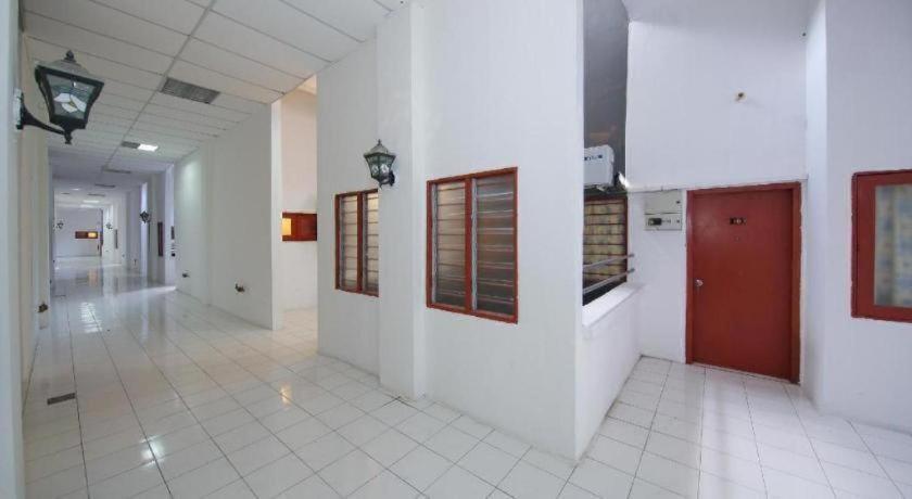 Capital O 89876 Safari Hotel Kampong Pasir Bogak Екстериор снимка