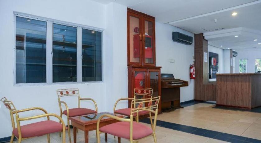 Capital O 89876 Safari Hotel Kampong Pasir Bogak Екстериор снимка