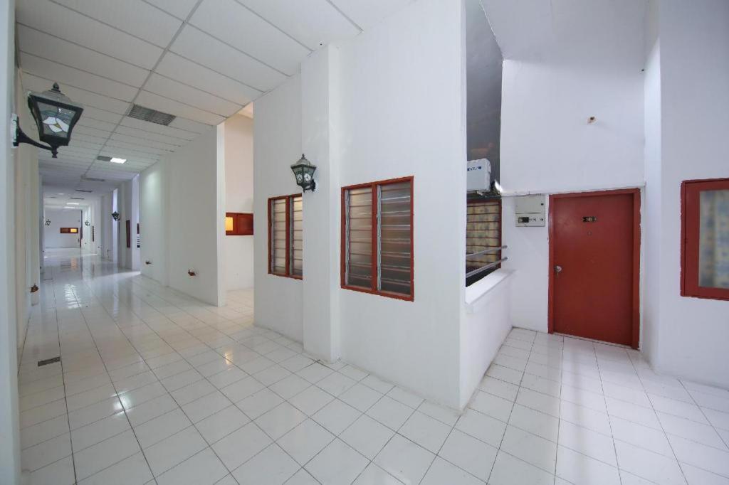 Capital O 89876 Safari Hotel Kampong Pasir Bogak Екстериор снимка